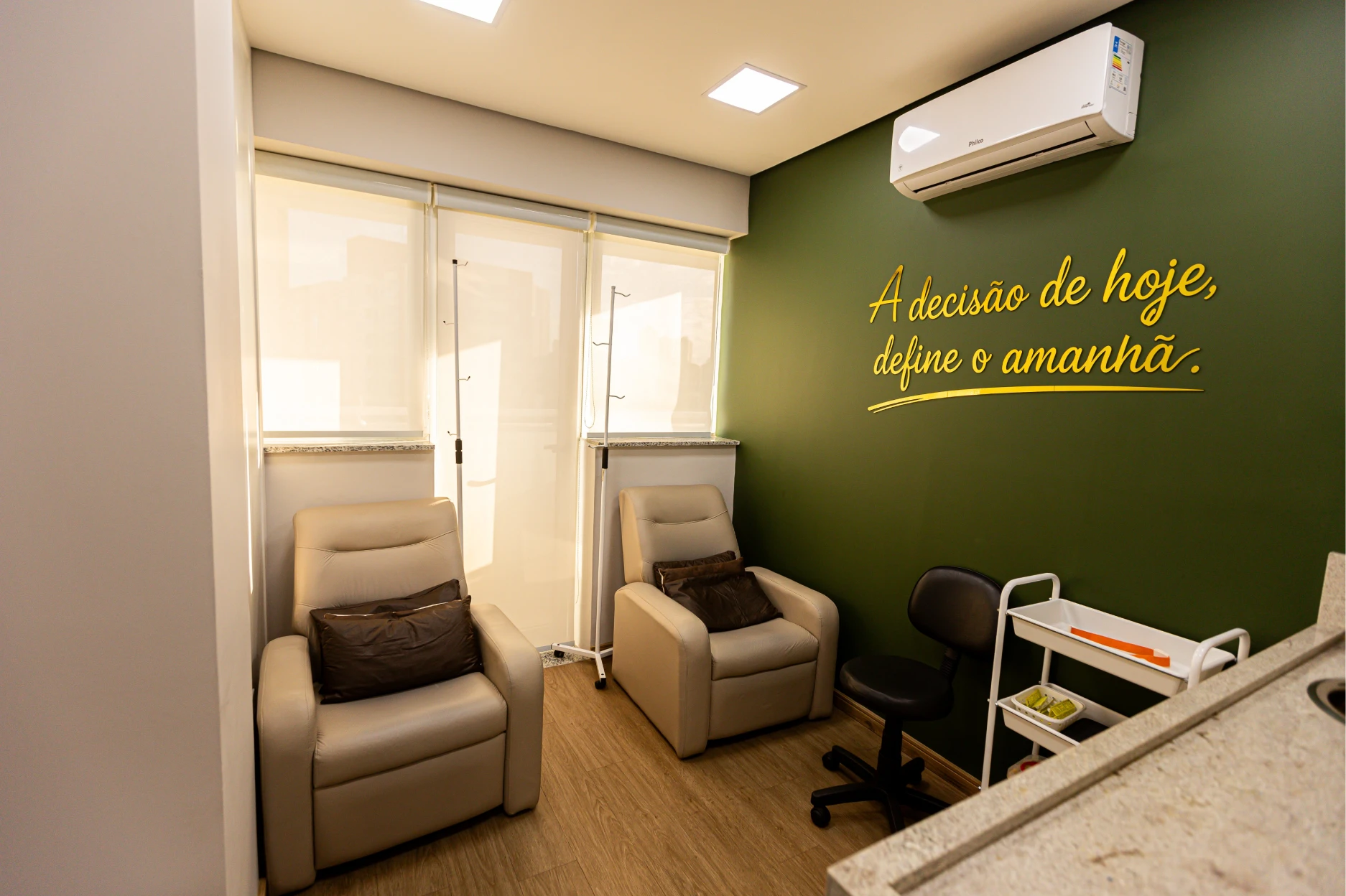 Sala de soroterapia com duas poltronas reclináveis bege